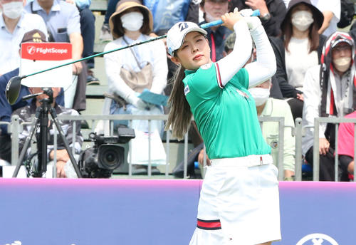 初日　1番、吉田はティーショットを放つ（撮影・冨田成美）