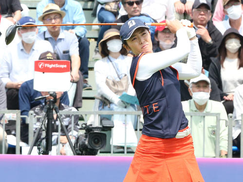 初日　1番、渡辺彩香はティーショットを放つ（撮影・冨田成美）