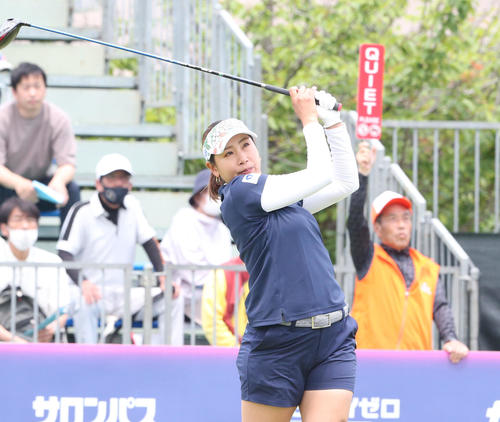 初日　1番、若林はティーショットを放つ（撮影・冨田成美）