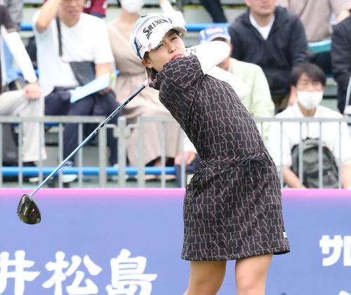 初日　1番、小倉はティーショットを放つ（撮影・冨田成美）