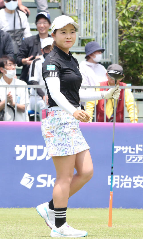 初日　1番、佐藤はティーショットを放ち笑顔で移動する（撮影・冨田成美）