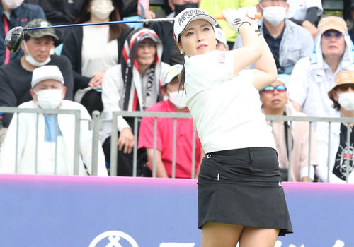 初日　1番、後藤はティーショットを放つ（撮影・冨田成美）