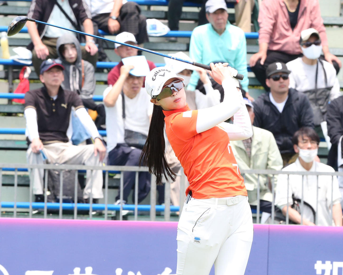 初日　1番、柏原はティーショットを放つ（撮影・冨田成美）