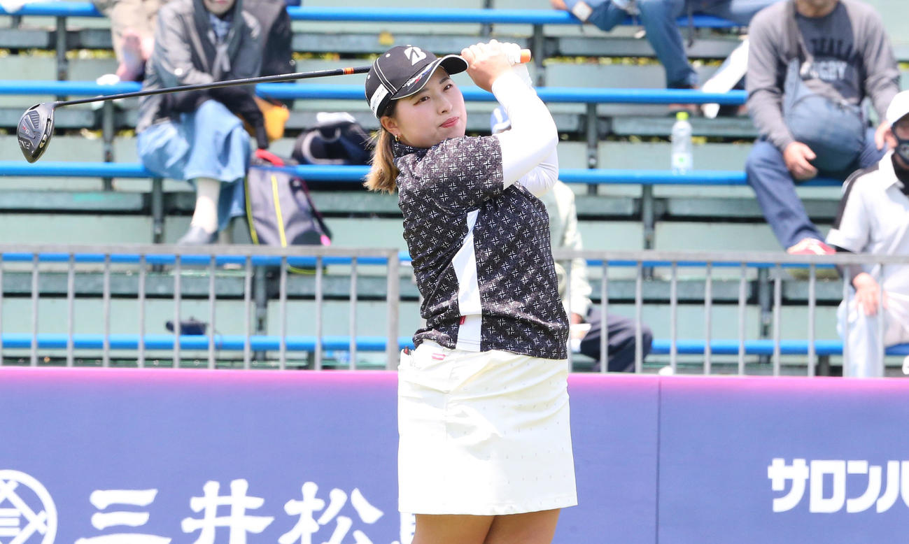 初日　1番、奥山はティーショットを放つ（撮影・冨田成美）