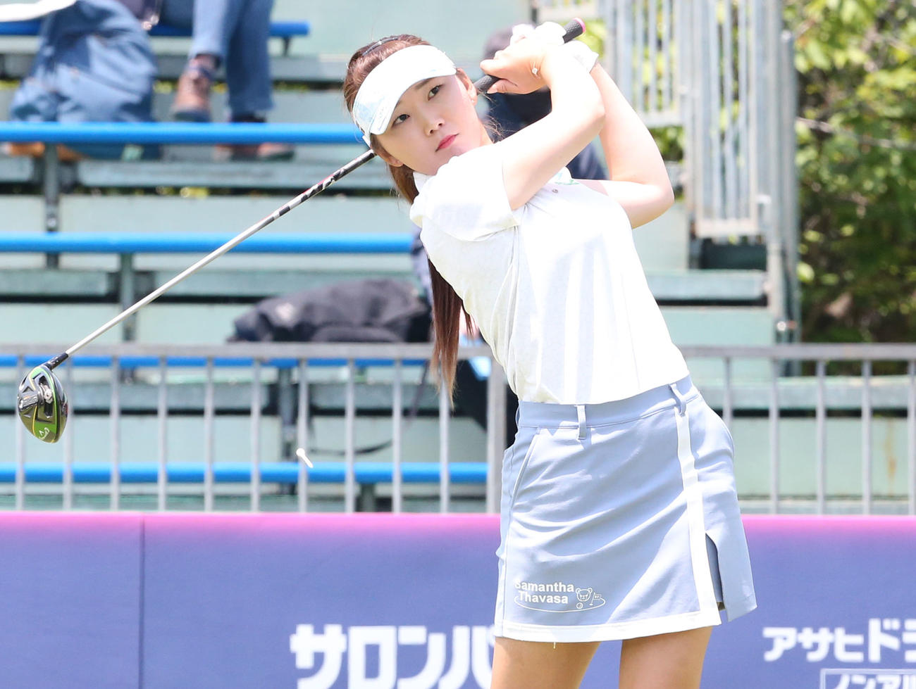 初日　1番、石井理緒はティーショットを放つ（撮影・冨田成美）