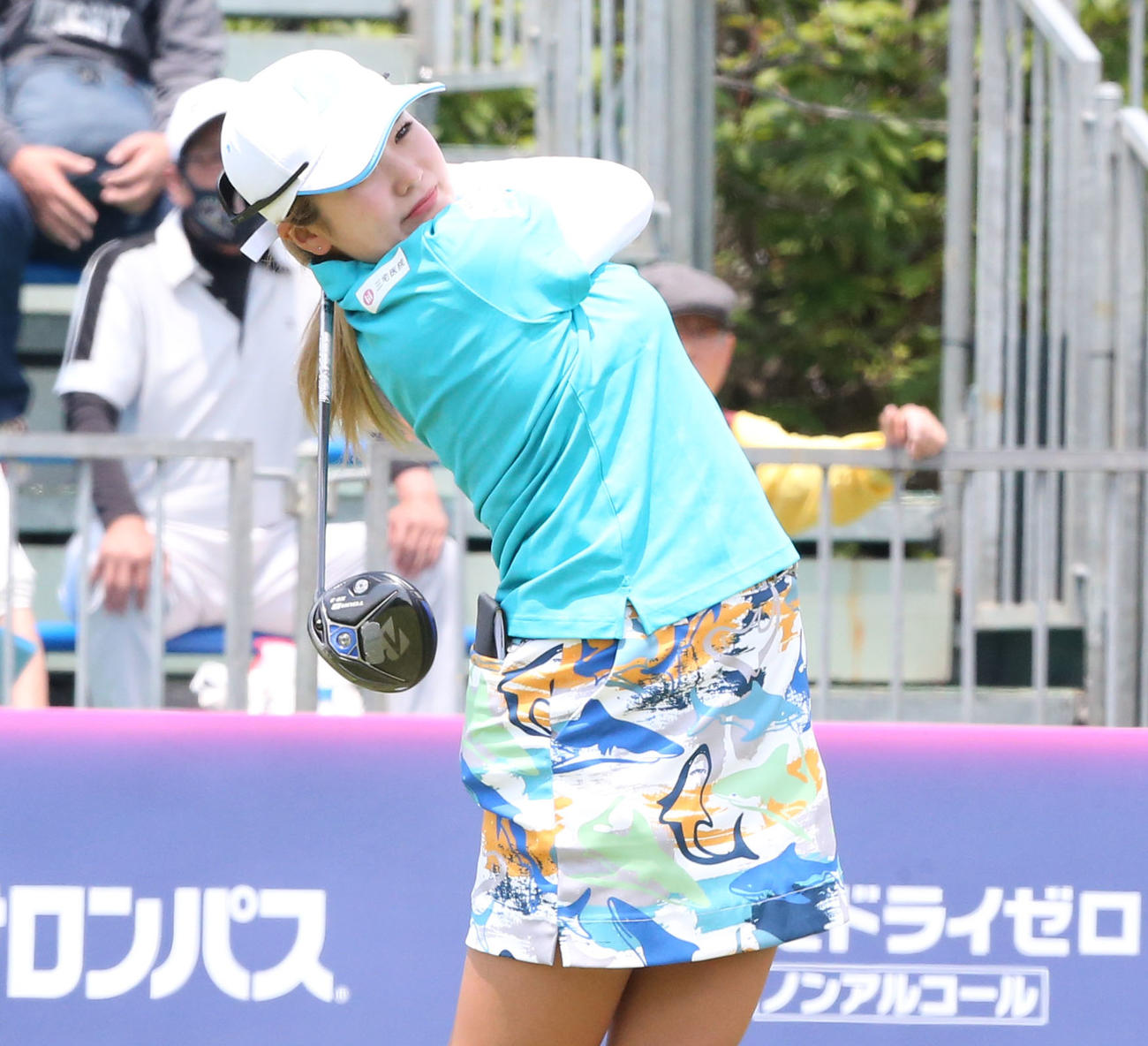 初日　1番、桑木はティーショットを放つ（撮影・冨田成美）