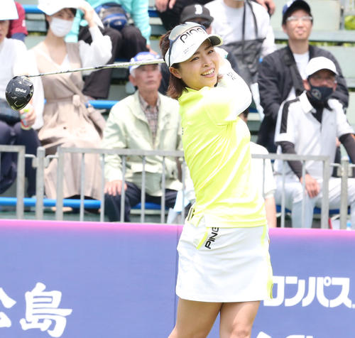初日　1番、一ノ瀬はティーショットを放つ（撮影・冨田成美）