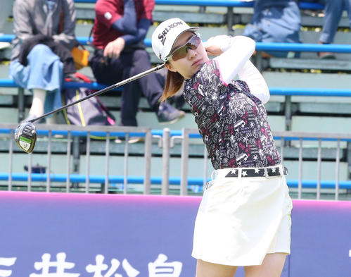 初日　1番、石川明はティーショットを放つ（撮影・冨田成美）