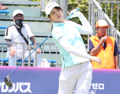 初日　1番、木下はティーショットを放つ（撮影・冨田成美）
