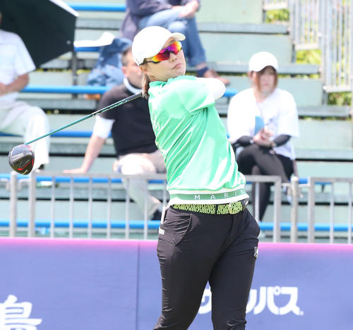初日　1番、福山はティーショットを放つ（撮影・冨田成美）