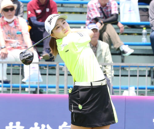 初日　1番、渋沢はティーショットを放つ（撮影・冨田成美）