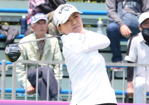 初日　1番、横峯はティーショットを放つ（撮影・冨田成美）