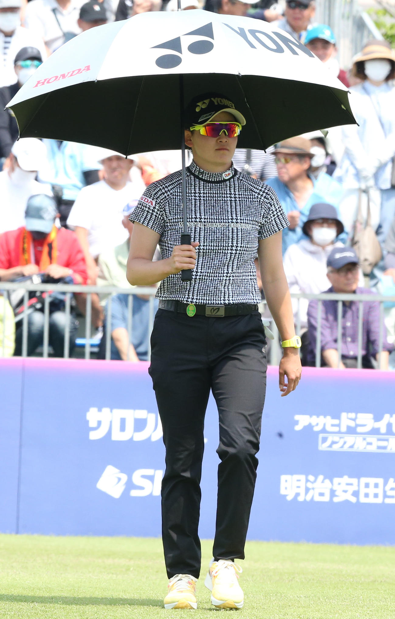 初日　1番、傘を差して移動する岩井明（撮影・冨田成美）
