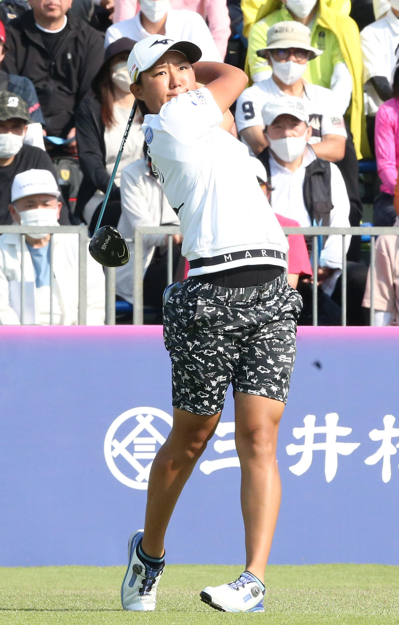 初日　1番、野沢はティーショットを放つ（撮影・冨田成美）