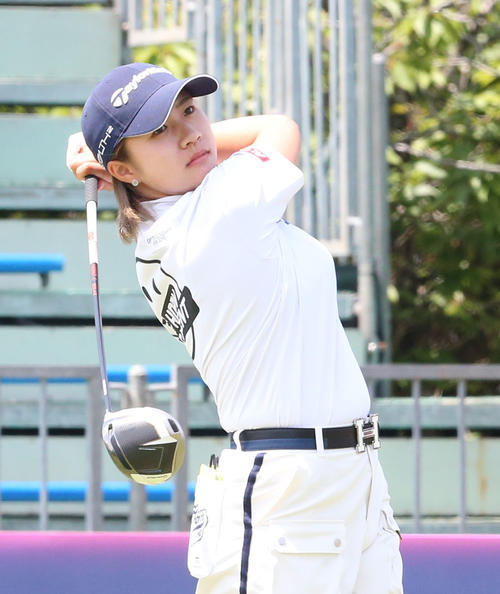 初日　1番、泉田はティーショットを放つ（撮影・冨田成美）