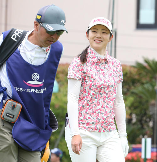 初日　1番、辻はティーショットを放ち、笑顔で移動する（撮影・冨田成美）