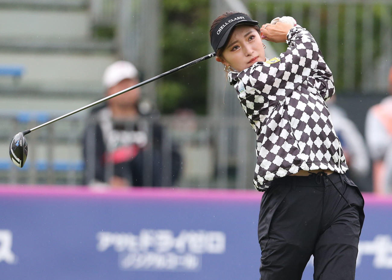 2日目　1番、　臼井はティーショットを放つ（撮影・冨田成美）