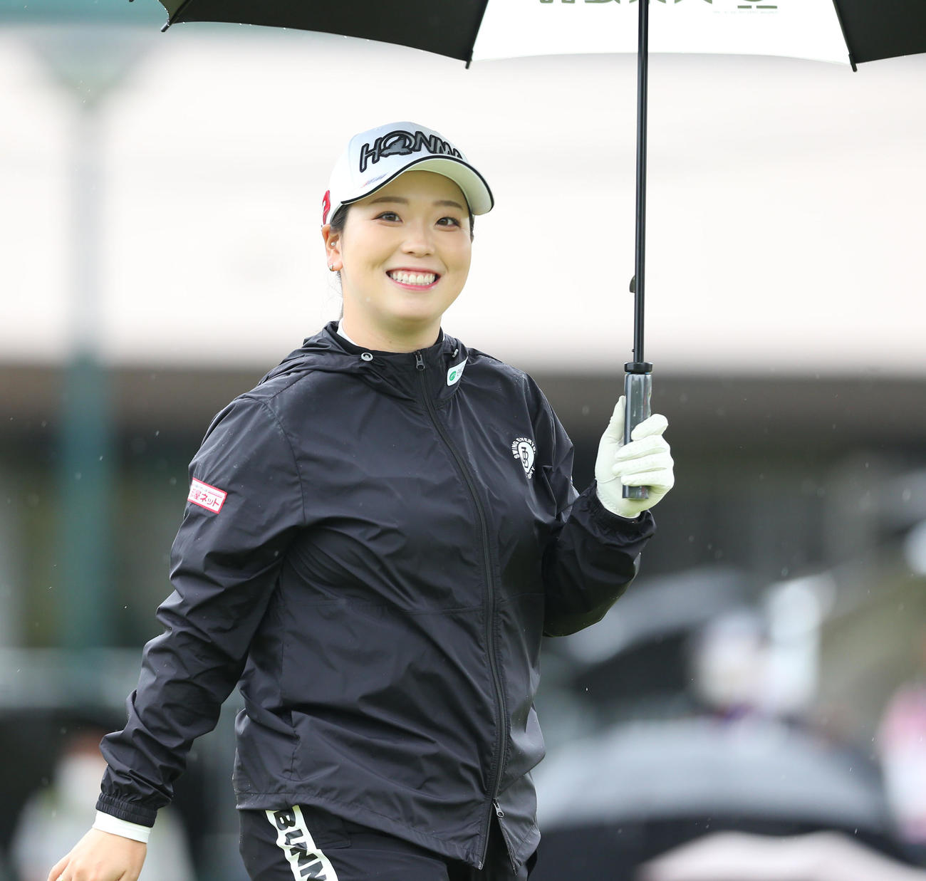 2日目　1番、後藤はティーショットを放ち笑顔で移動する（撮影・冨田成美）