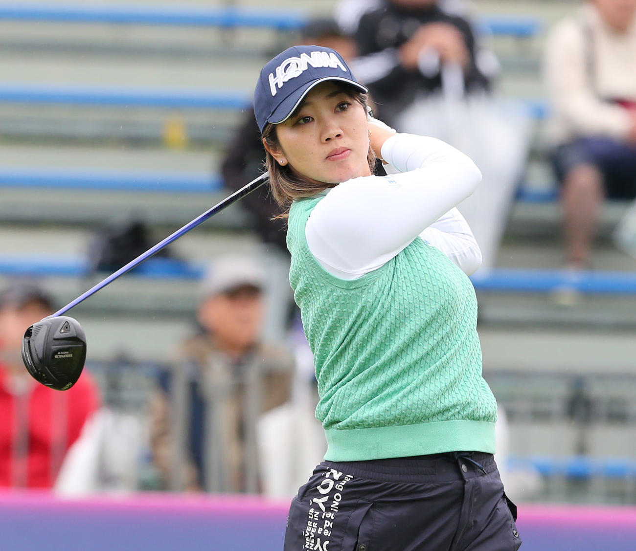 2日目　1番、葭葉はティーショットを放つ（撮影・冨田成美）