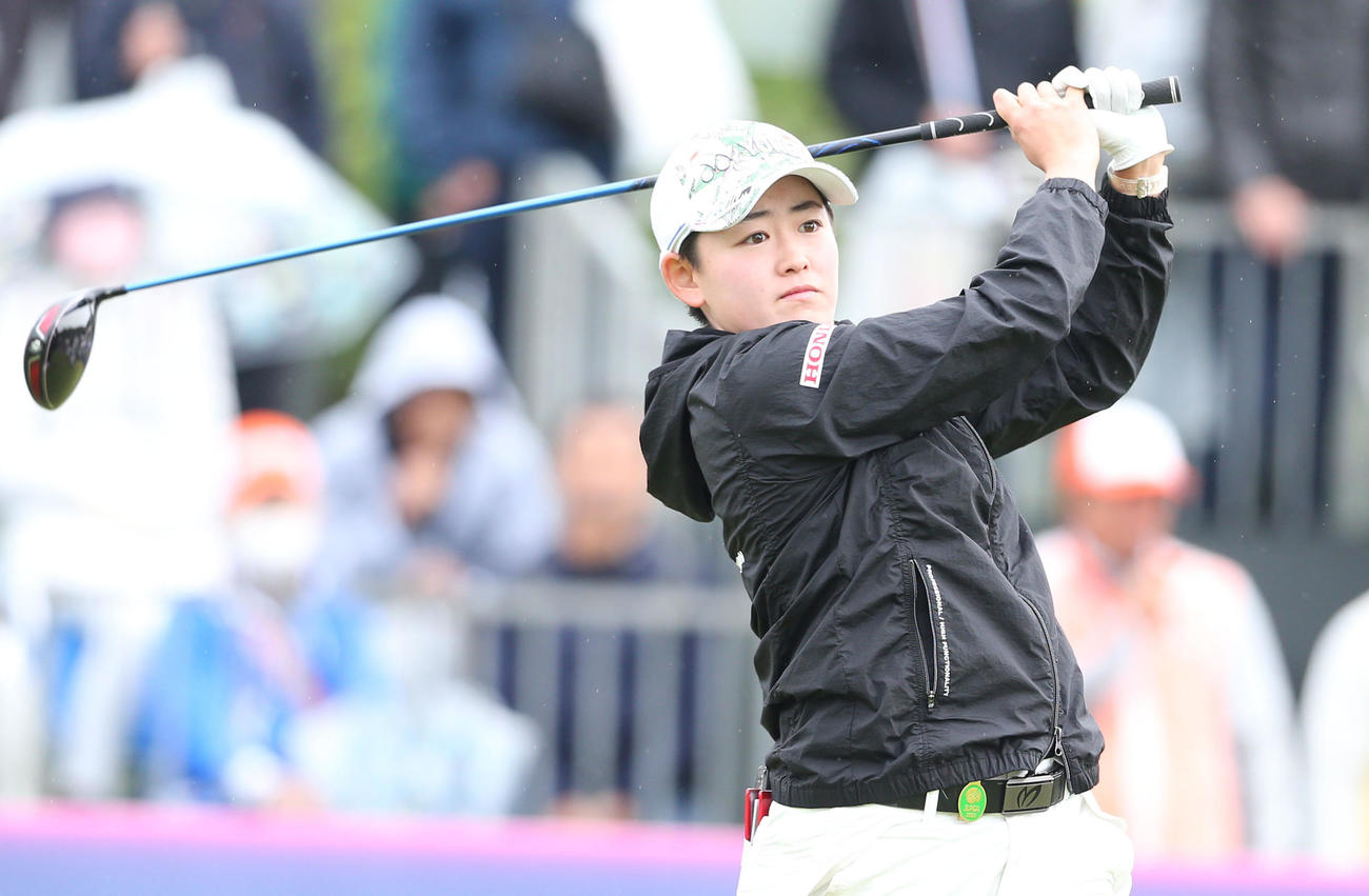 2日目　1番、岩井明はティーショットを放つ（撮影・冨田成美）