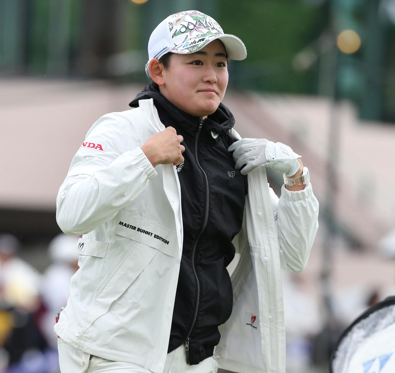 2日目　1番、岩井明はティーショットを放ち笑顔で移動する（撮影・冨田成美）