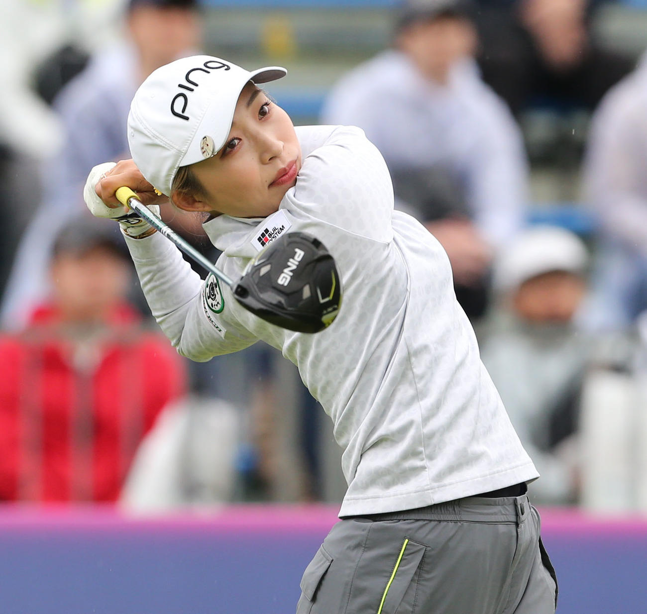 2日目　1番、大出はティーショットを放つ（撮影・冨田成美）