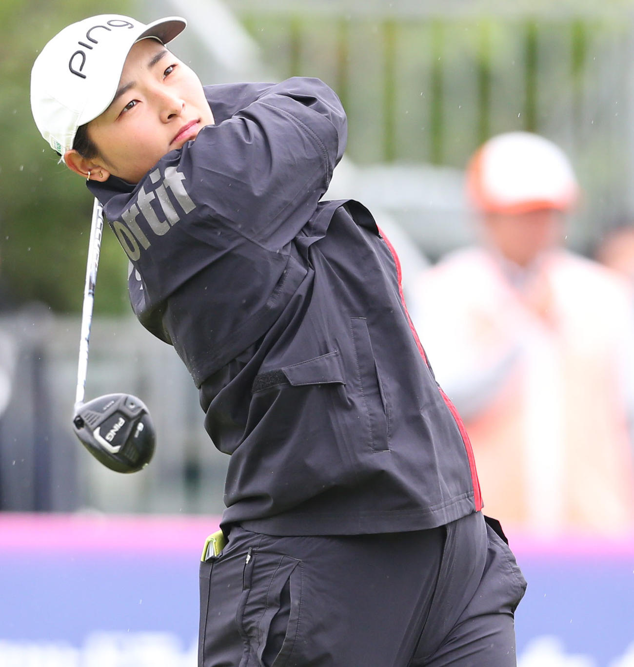 2日目　1番、平岡はティーショットを放つ（撮影・冨田成美）