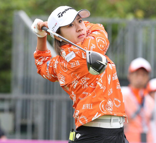 2日目　1番、泉田はティーショットを放つ（撮影・冨田成美）