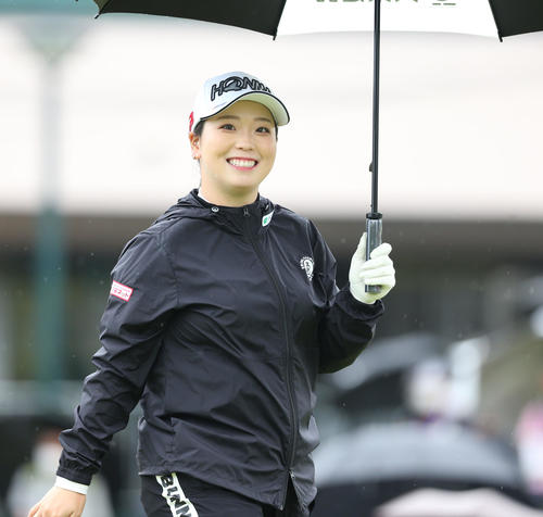 2日目　1番、後藤はティーショットを放ち笑顔で移動する（撮影・冨田成美）