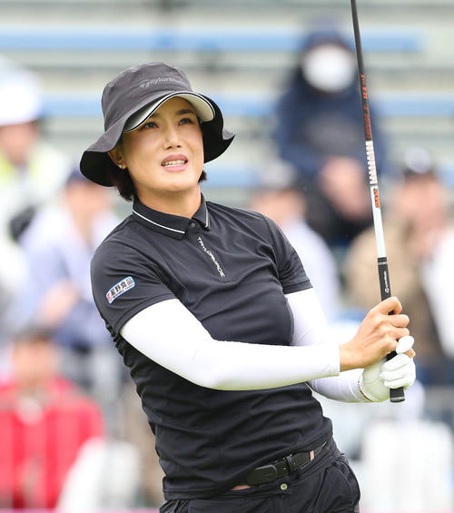 2日目　1番、全美貞はティーショットを放つ（撮影・冨田成美）