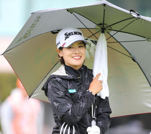 2日目　1番、小倉はティーショットを放ち笑顔で移動する（撮影・冨田成美）
