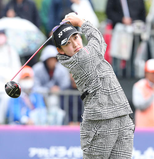 1番、ティーショットを放つ岩井千怜（撮影・冨田成美）
