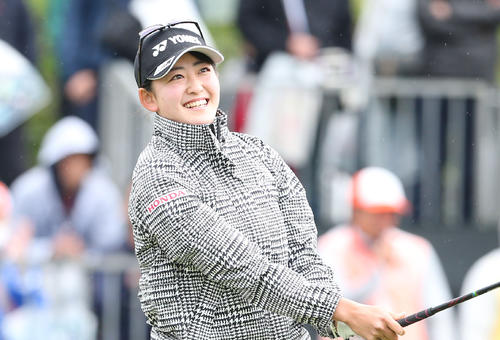 1番、岩井千怜はティーショットを放ち笑顔を見せる（撮影・冨田成美）