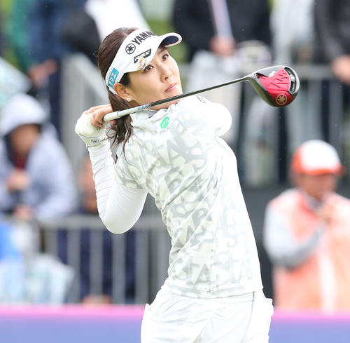 2日目　1番、福田はティーショットを放つ（撮影・冨田成美）