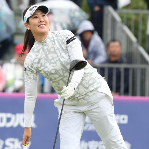 2日目　1番、福田はティーショットを放ち笑顔を見せる（撮影・冨田成美）