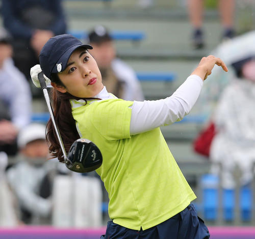 2日目　1番、天本はティーショットを放つ（撮影・冨田成美）