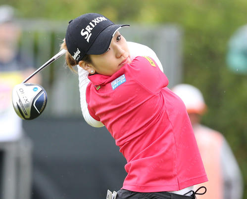2日目　1番、安田はティーショットを放つ（撮影・冨田成美）