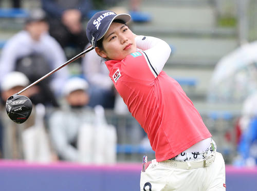 2日目　1番、桜井はティーショットを放つ（撮影・冨田成美）