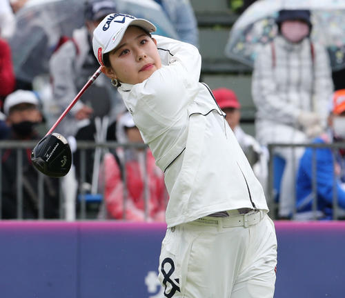 2日目　1番、吉田鈴はティーショットを放つ（撮影・冨田成美）
