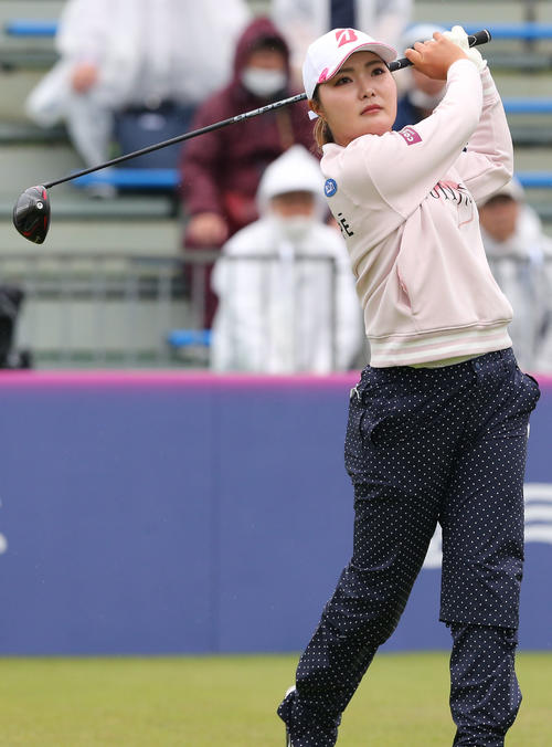 2日目　1番、高橋はティーショットを放つ（撮影・冨田成美）