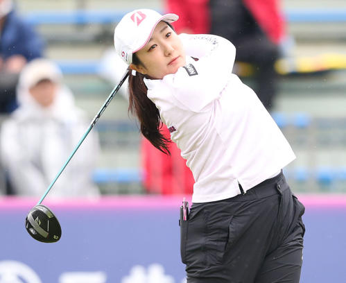 2日目　1番、阿部はティーショットを放つ（撮影・冨田成美）