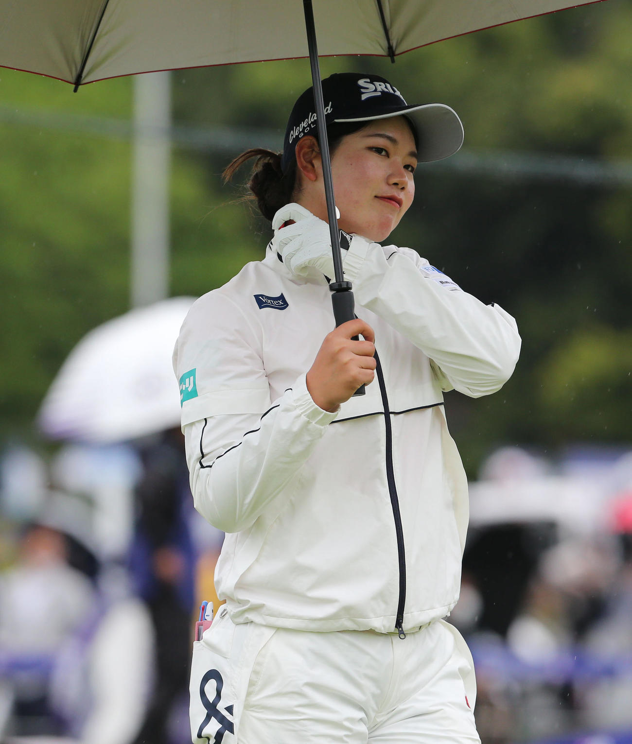 2日目　1番、桜井はティーショットを放ち笑顔で移動する（撮影・冨田成美）