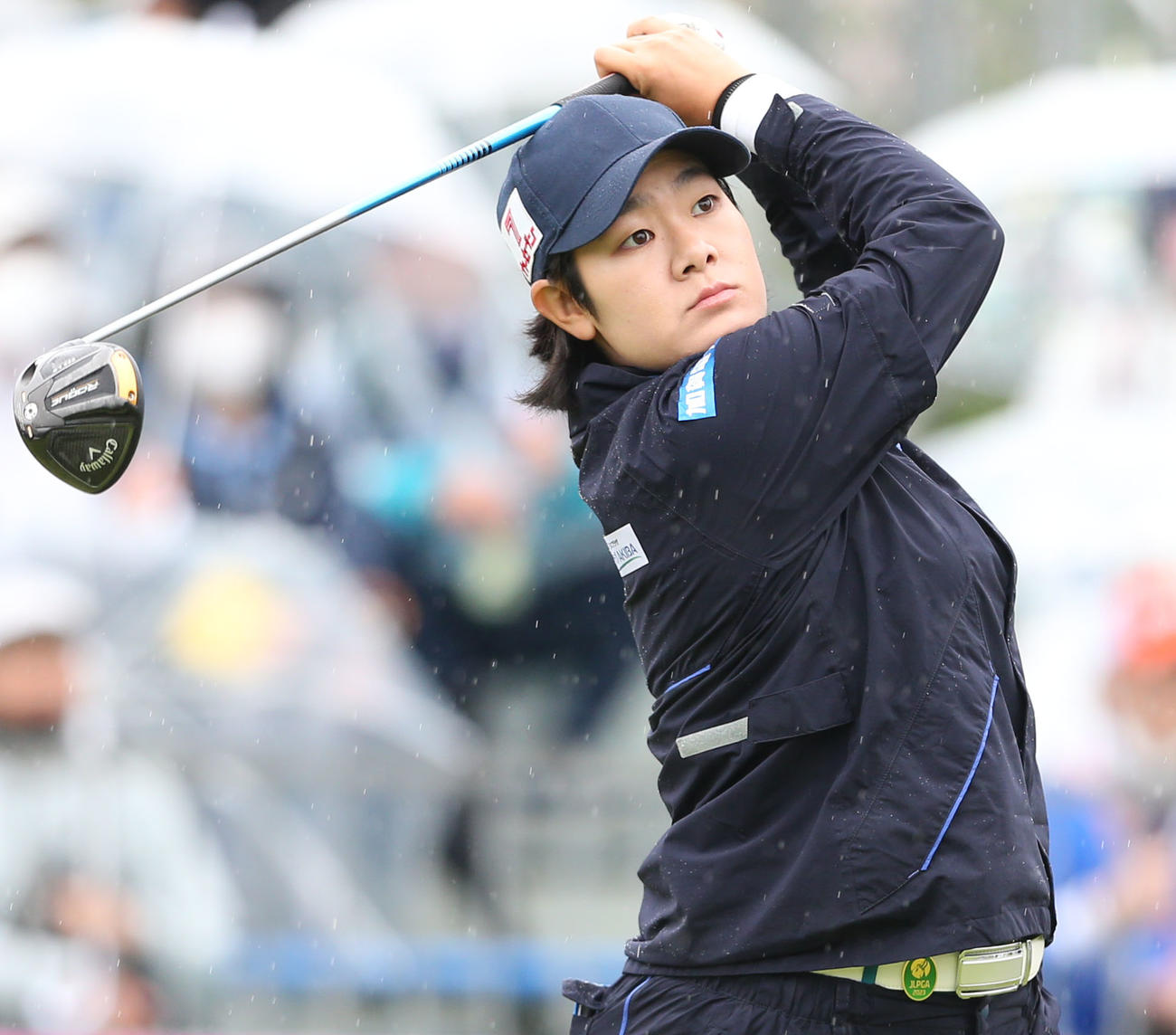 2日目　1番、川岸はティーショットを放つ（撮影・冨田成美）