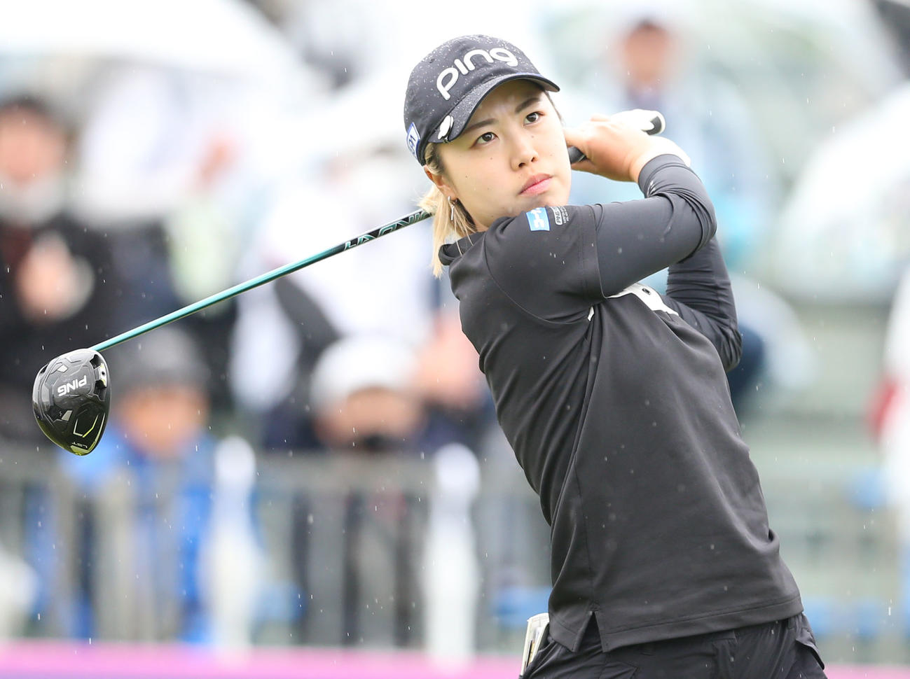 2日目　1番、上野はティーショットを放つ（撮影・冨田成美）