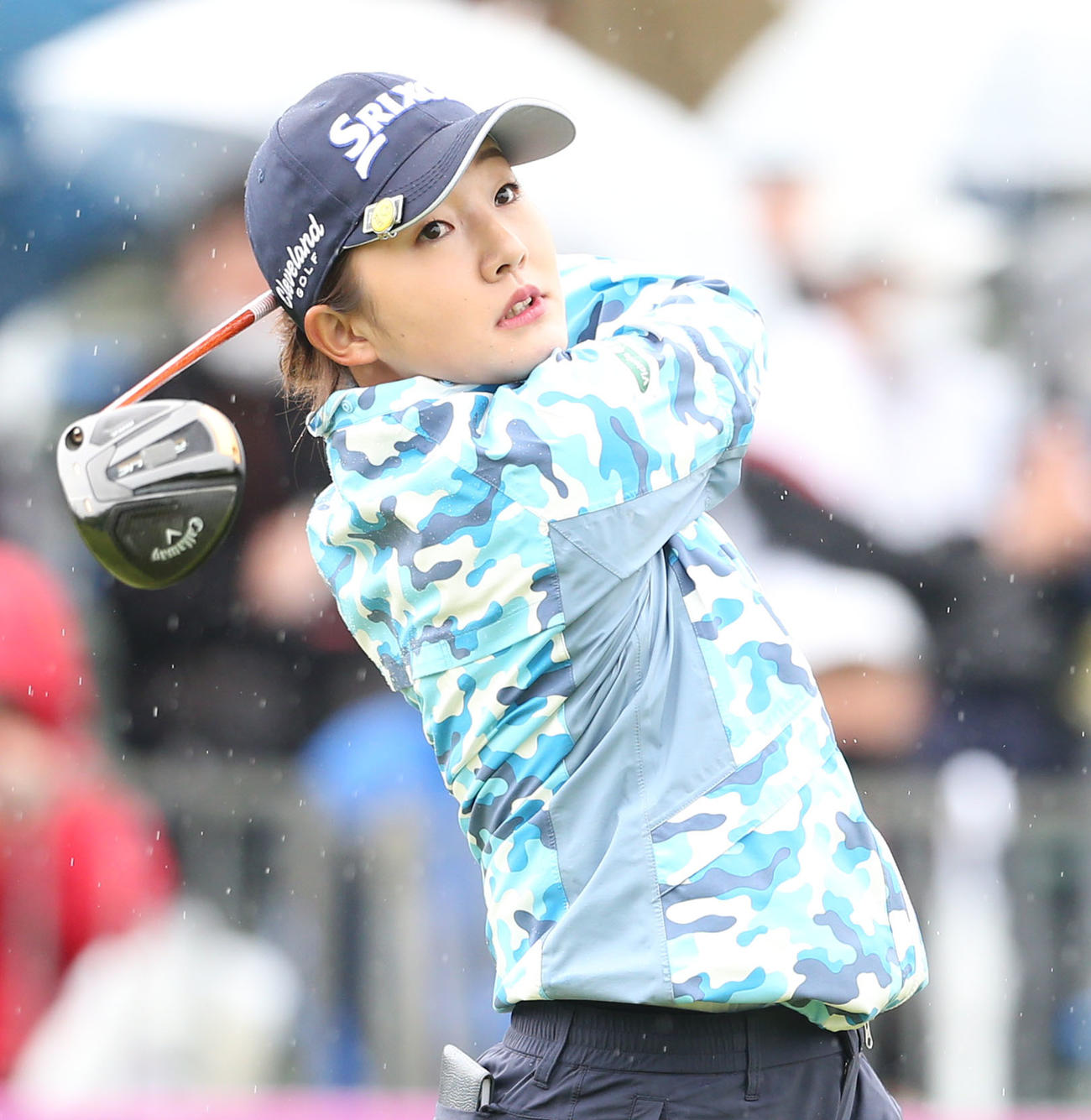 2日目　1番、岸部はティーショットを放つ（撮影・冨田成美）