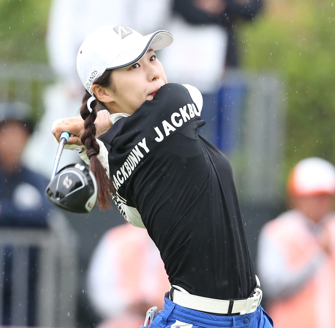 2日目　1番、鶴瀬はティーショットを放つ（撮影・冨田成美）
