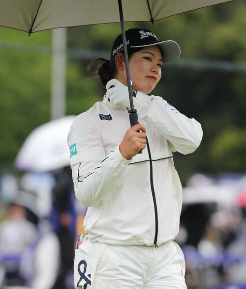 2日目　1番、桜井はティーショットを放ち笑顔で移動する（撮影・冨田成美）