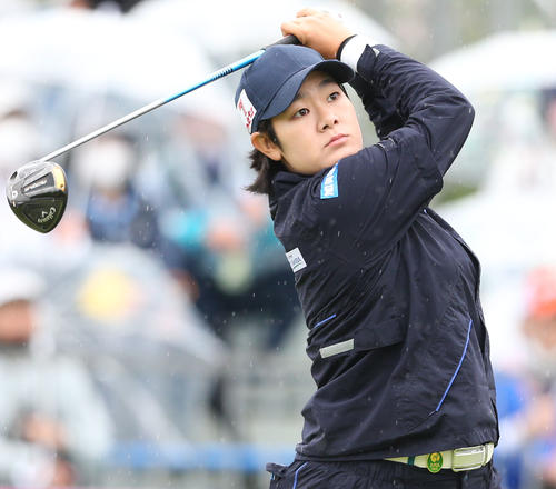 2日目　1番、川岸はティーショットを放つ（撮影・冨田成美）