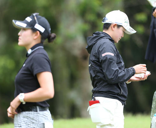 2日目　2番　同組でプレーする岩井姉妹、岩井千(左)右は姉の岩井明（撮影・冨田成美）