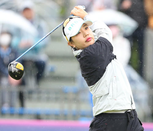 2日目　1番、黄アルムはティーショットを放つ（撮影・冨田成美）